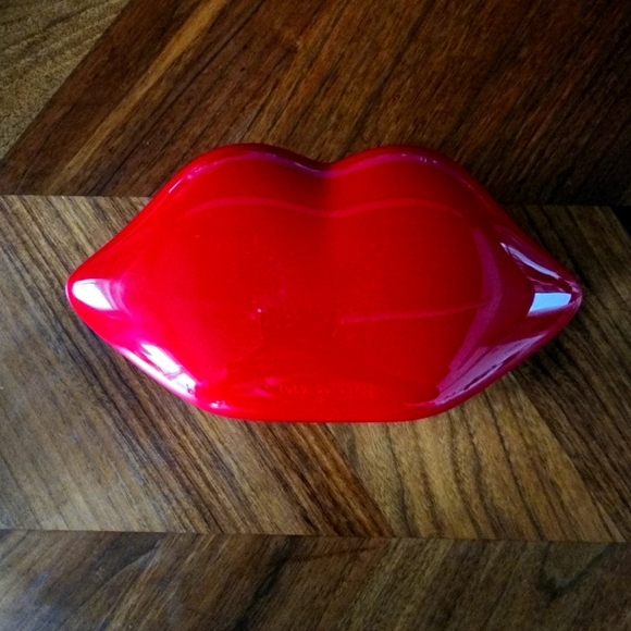 Iconic Lulu Guinnes Lip clutch - Picture 4 of 6